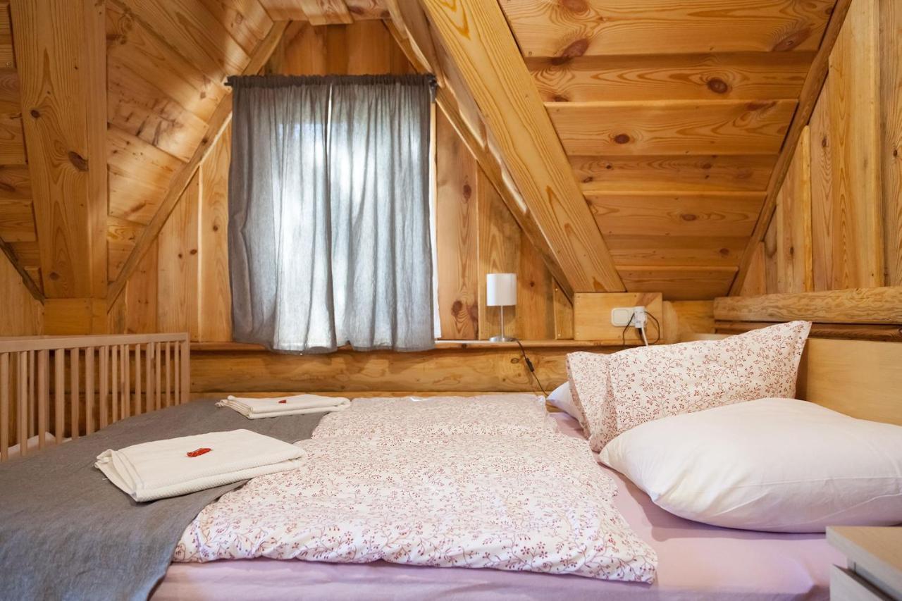 Manka Kisroenkhaz Villa Ispank ภายนอก รูปภาพ